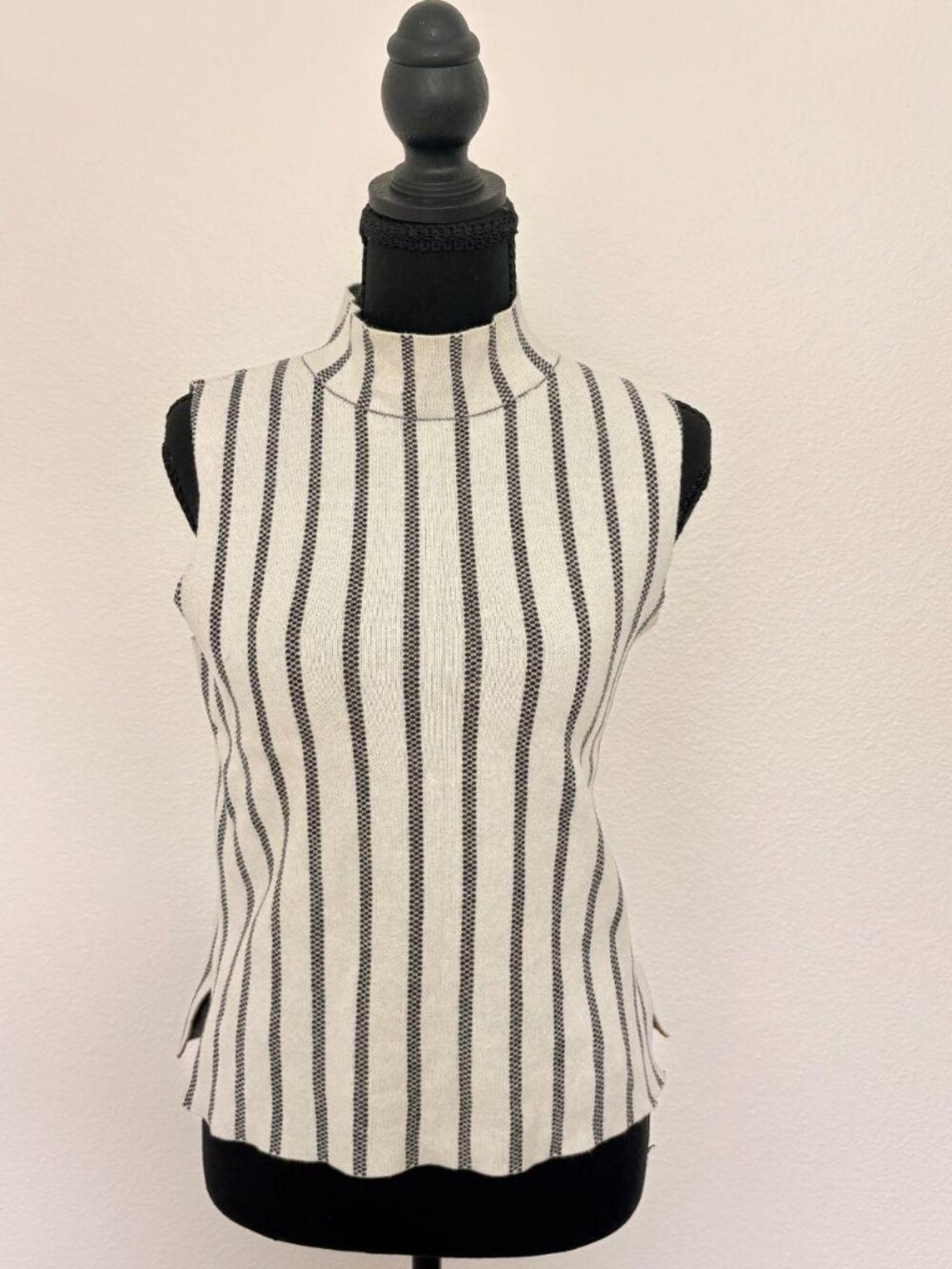 Moth by Anthropologie sleeveless knit top 🤍🖤 (XS)